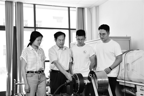 山东理工大学汽车电气技术研究院院长张学义(左二)